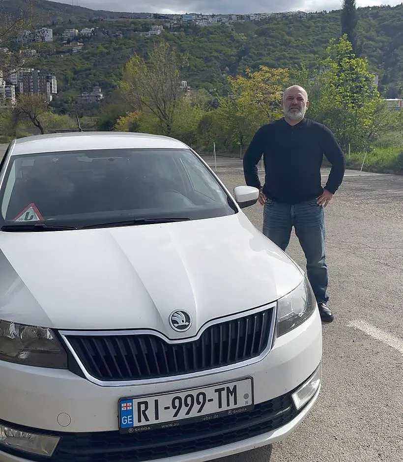 Ritmi instructor next to a training car